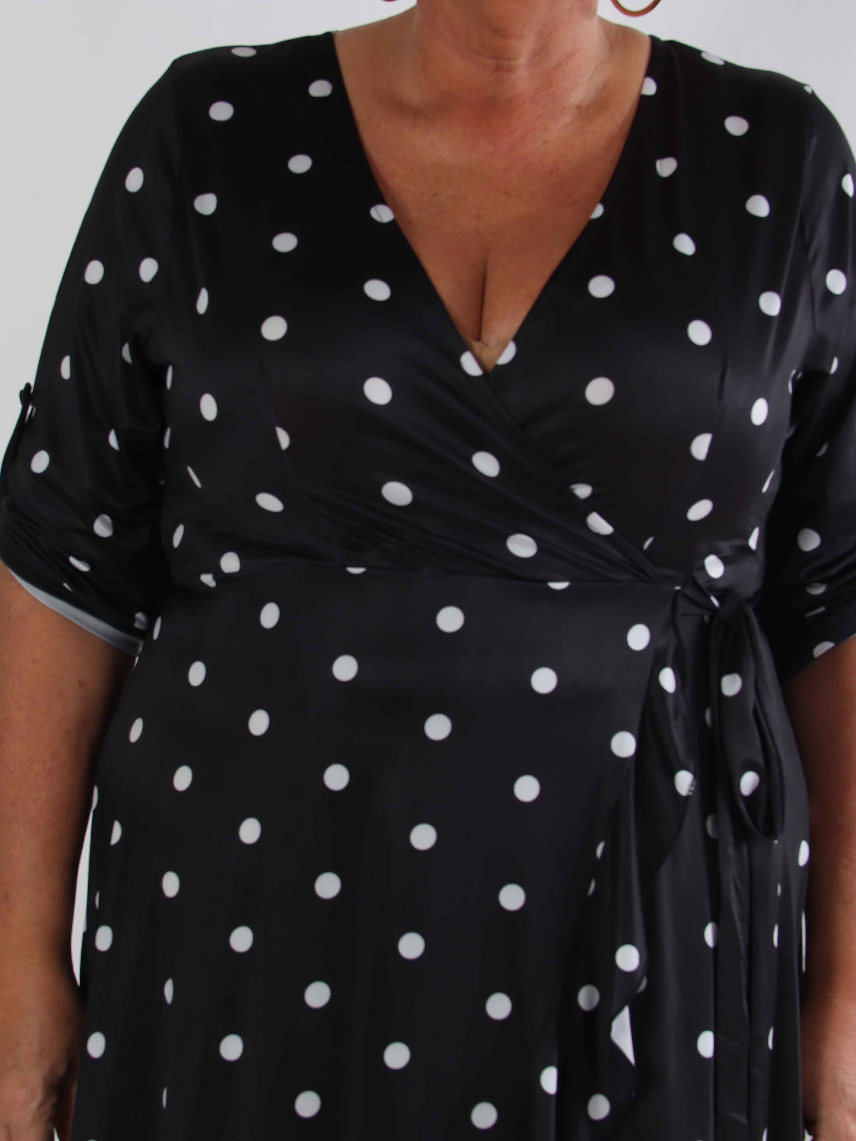 Savina Dot - Elastisk plus size kjole i slå-om-look med prikker